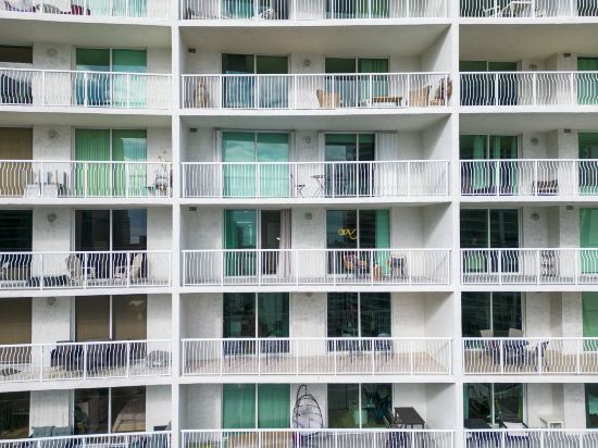 Pool, Gym and Central Brickell Location - Charming Oasis