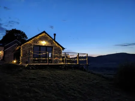 The Barn @ Tyn y Ffridd , Great Views, WiFi, Log Burner Отели в г. Коруэн