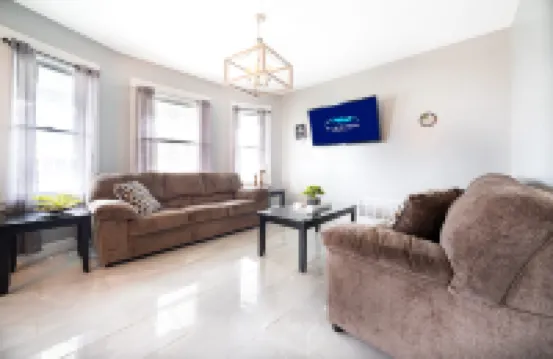 Spacious Home with Modern Amenities and High-Speed Wifi - Cozy Oasis