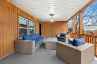 Spacious Living and Three Patios Near University - Charming Getaway Hotels in Fayetteville