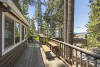 Cozy Cabin with Hot Tub and Stunning Views - Inviting Mountain Retreat