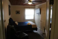 Charming Historical lodge across from Umpqua river