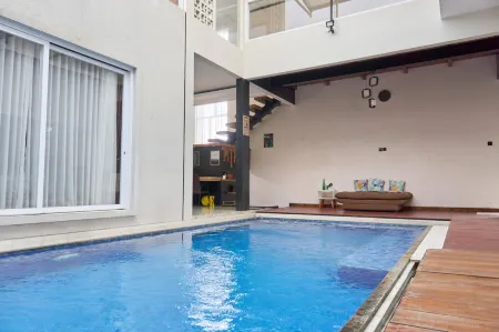 Palma Pool Villa Bumi Dieng Indah Отели в г. Mojotengah