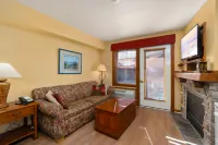 Private Balcony and Cozy Fireplace - Stunning Ski-in/Ski-Out Retreat Hotels in Snowshoe