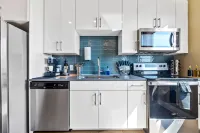 Spectacular City Views and Rooftop Pool - Charming Haven