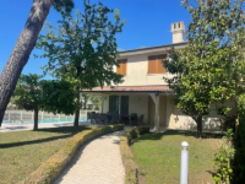 Delightful villa with garden and pool in Albarella