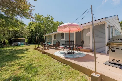 Sunset Alley Cottage - Cozy 3-bedroom cottage with WiFi, AC in charming Beulah