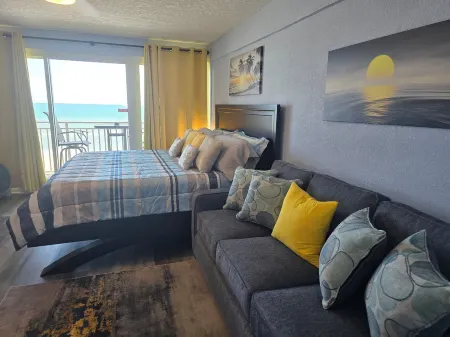 Seaz The Dayz in a Newly Renovated Oceanfront StudioPOOL/ OCEAN ACCESS OPEN Отели рядом с достопримечательностью «Университет аэронавтики Эмбри-Риддла»
