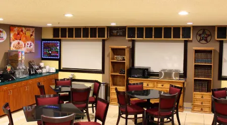 Super 8 by Wyndham Victoria/North/Mall Area Отели рядом с достопримечательностью «Риверсайд Стадиум»