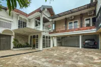 RedDoorz Plus Near Akademi Kepolisian Semarang 3 Hotels in Candisari