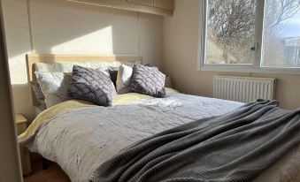 Captivating 2-Bed Static Caravan in Holyhead