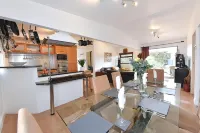 Gorgeous 3Bd Cottage with Parking Nr Guildford
