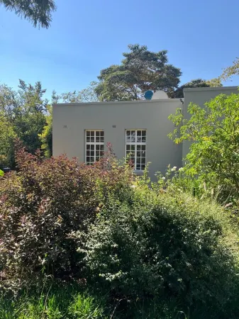 Chic studio nestled in lovely garden and pool-2254 Отели рядом с достопримечательностью «Haka Game Park»