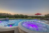 Oakridge Ranch: Pool + Hot-tub, Pickleball Court, Whiskey & Wine Room! فنادق في Blanco County