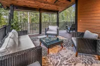 Wooded Hideaway 2 Bedroom Cabin Hotels in Sevier County