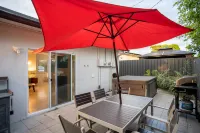 Walk to Wilton Drive - Spacious & Quiet Villa #2 HOT TUB!