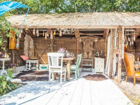 Atelier House with Hot Tub Отели в г. Вестерборк