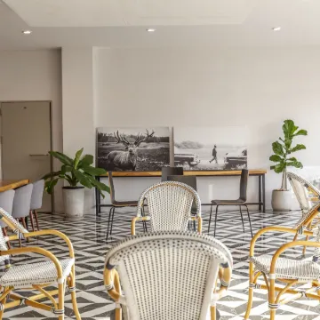 R2 Hotel Chiangmai Отели рядом с достопримечательностью «Ват Пратхат Дой Сутхеп»