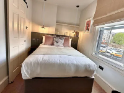 Rooms above Sugar Boat Hotels in Helensburgh