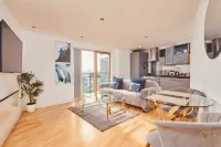 Modern Leeds City Apartment - balcony