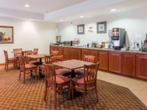 ซุปเปอร์ 8 บายวินด์แฮม เซนต์โรเบิร์ต ย่านฟอร์ตเลนนาร์ดวูด โรงแรมในSaint Robert