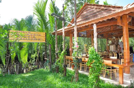 Ben Tre Farm Stay Отели в г. Giong Trom District