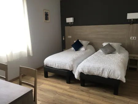 Logis HÔTEL Restaurant Spa les Balcons de l'Esperance Отели в г. Сент-Фуа-де-Лонга