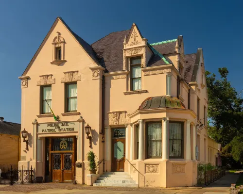 Inn at the Old Jail Hotels near Buddy Deuterive Park