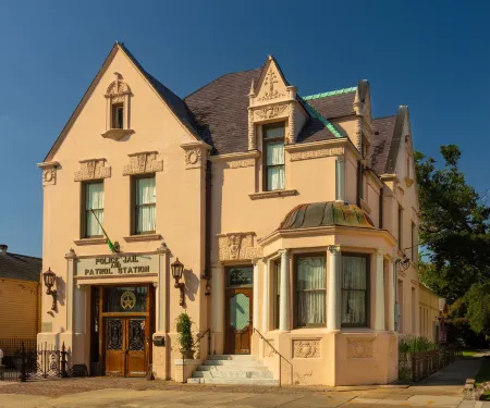 Inn at the Old Jail Отели рядом с достопримечательностью «Лонг Вью Хаус энд Гарденс»