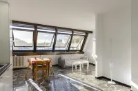 Joivy Spacious Apt for 6, Near Train Station and Beach