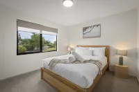 Tree Top Views - 4 Bedroom House Hotels in Rosetta