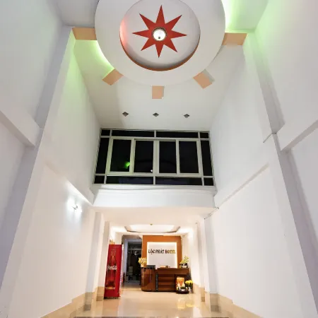 Loc Phat Hotel Отели рядом с достопримечательностью «Парк Dam Sen»