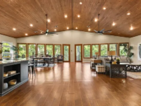 Huge House on Constant Level Lake Placid: Sleeps 30, Great for Multi-Family Hotéis em McQueeney