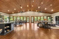 Huge Waterfront Lodge: Sleeps 30, Perfect for Reunions & Retreats! Hotels in McQueeney