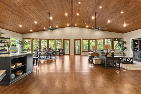 Huge Waterfront Lodge: Sleeps 30, Perfect for Reunions & Retreats!