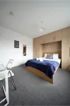 Private on Suites- Private Bathroom Every Room-1 Bus to Heathrow Airport - Parkering