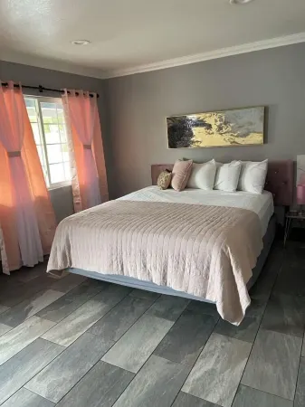 Westward Wagon Inn Theme Park Entrance Отели рядом с достопримечательностью «Medieval Times Buena Park»