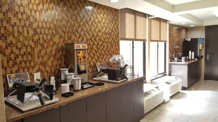 Comfort Inn Northeast Отели в г. Симмс Тауншип