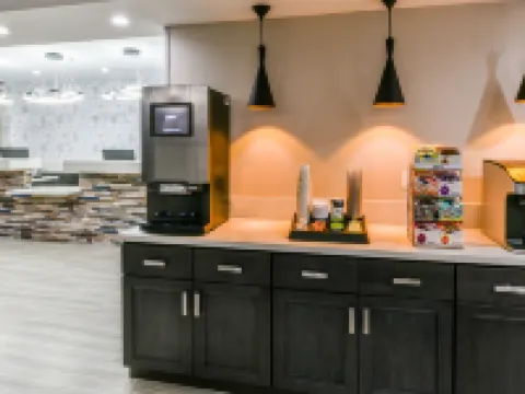 โรงแรมฮอลลีวูดอินน์สวีทส์ โรงแรมในกาดินา