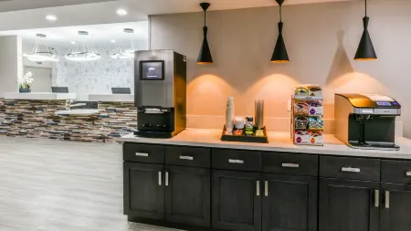 Hollywood Inn Suites Hotel Отели в г. Гардина