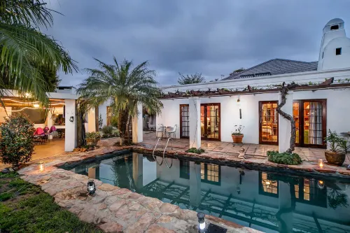 GuBas de Hoek Meet Eat Sleep Hotels in Robertson