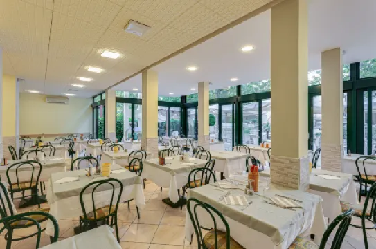 Hotel Gadames - Lunch on the Beach