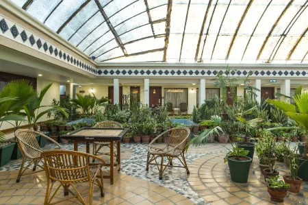 The Grand Regency Отели рядом с достопримечательностью «ISKCON Rajkot, Sri Sri Radha Neelmadhav Dham»