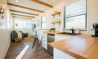 The Honeycomb-Tiny Container Home 12 Min. to Magnolia/Baylor