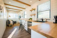 The Honeycomb-Tiny Container Home 12 Min. to Magnolia/Baylor Hotels in Elm Mott