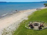 Days Inn & Suites by Wyndham St. Ignace Lakefront Hotels in Mackinac County