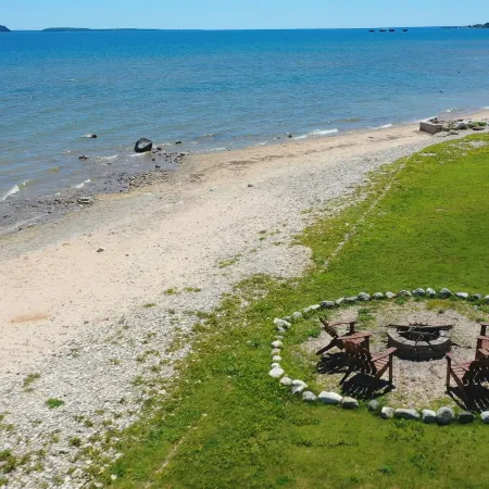 Days Inn & Suites by Wyndham St. Ignace Lakefront