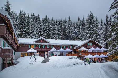 Crystal Mountain Hotels Отели в г. Энумкло