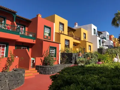 아파르타멘토스 오아시스 산 안토니오 Mirador de Somada Alta 주변 호텔