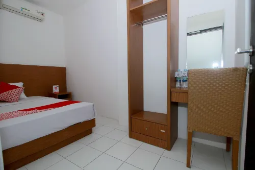 Super OYO 1678 Jati Exclusive Homestay Hotels in Ratu Samban